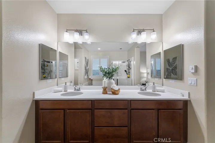 Master bedroom en suite bathroom