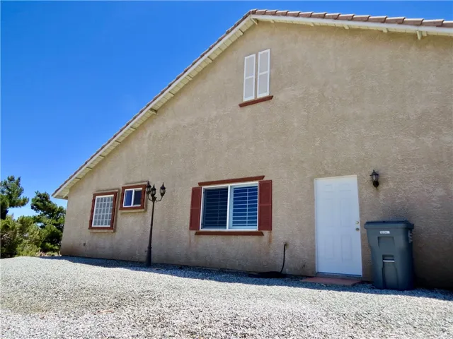 7445 El Manor, Hesperia, California 92344