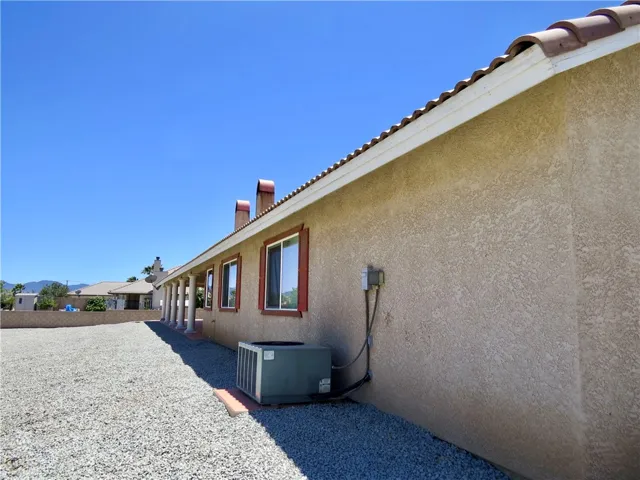 7445 El Manor, Hesperia, California 92344