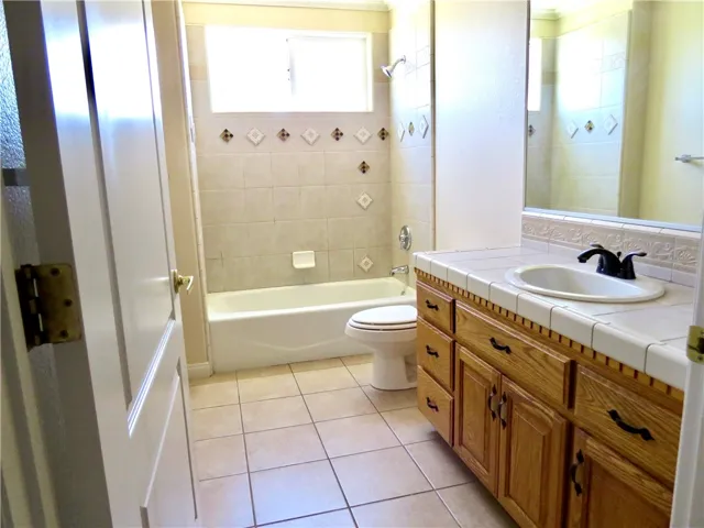 7445 El Manor, Hesperia, California 92344