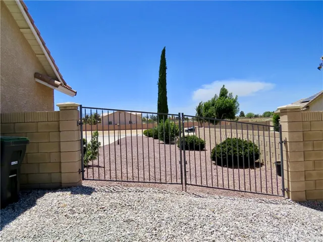 7445 El Manor, Hesperia, California 92344