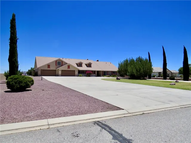 7445 El Manor, Hesperia, California 92344