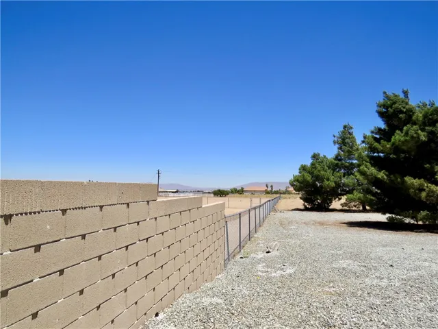 7445 El Manor, Hesperia, California 92344