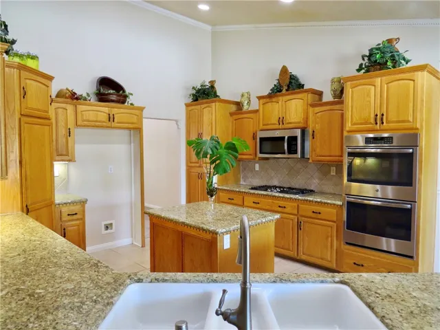 7445 El Manor, Hesperia, California 92344