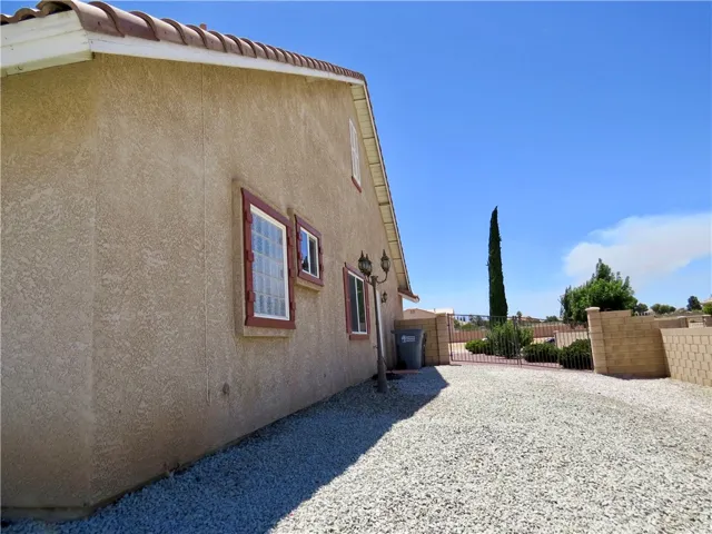 7445 El Manor, Hesperia, California 92344