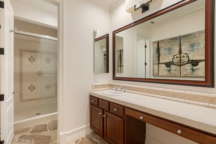 Gust house full bathroom