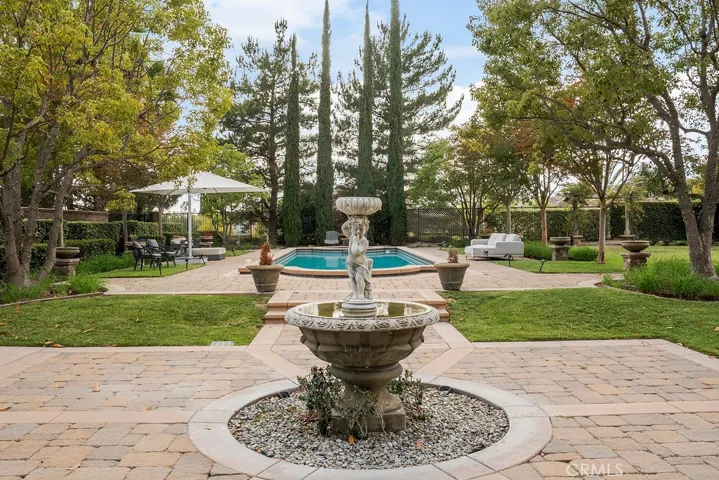 Garden water fountain