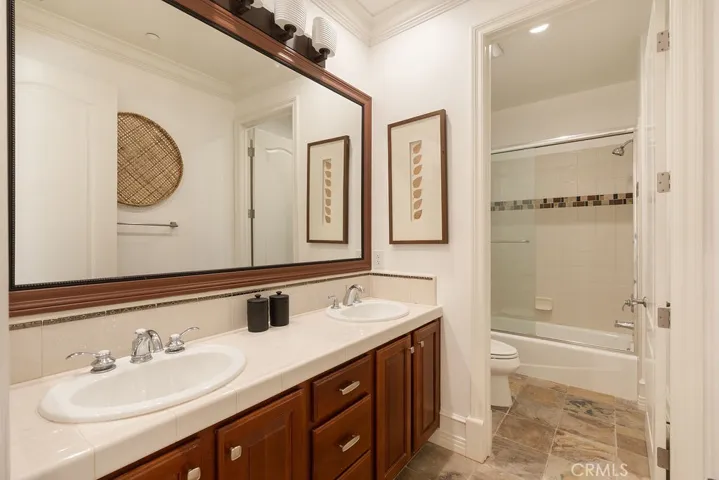Hallway bath, 2nd floor