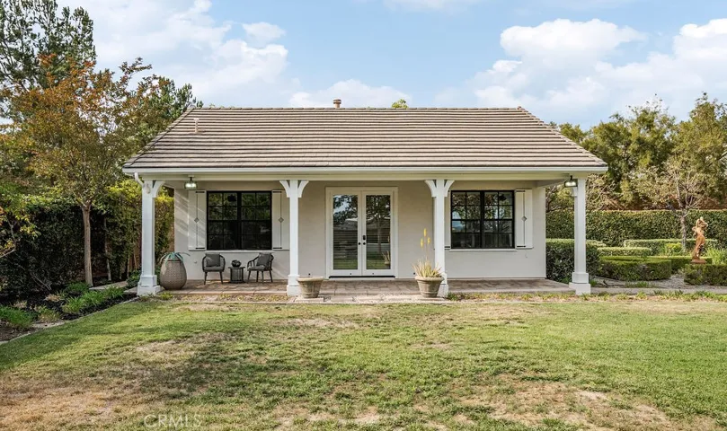 Detached Guest house has kitchen and full bath