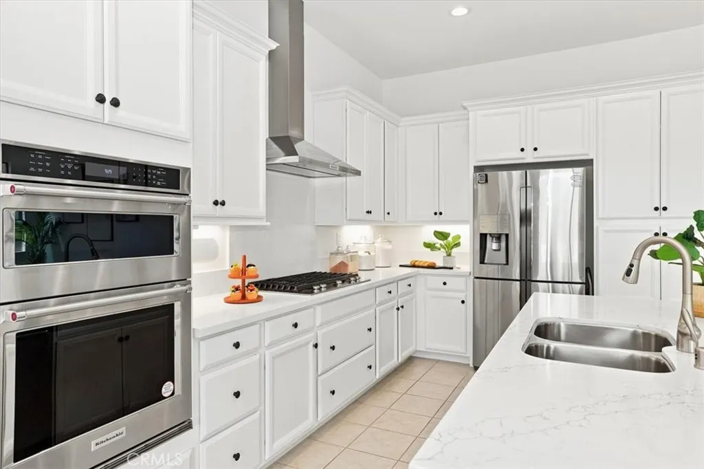 Lots Of Cabinet Space With Pull Outs