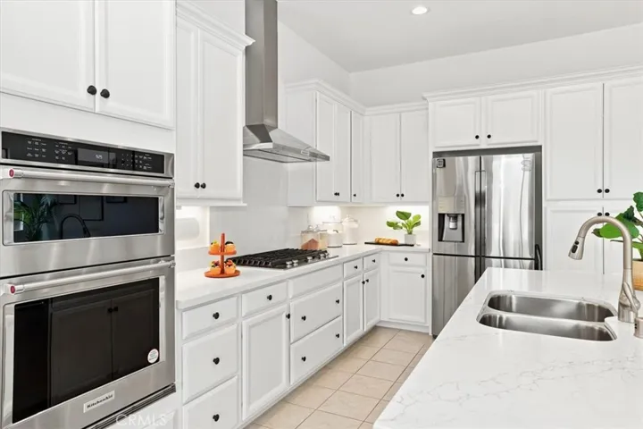 Lots Of Cabinet Space With Pull Outs