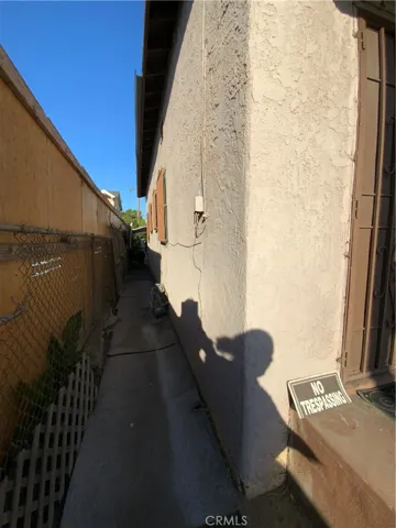 side view of 1150 leading to backyard