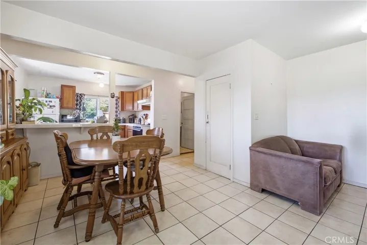 Dining area & entry