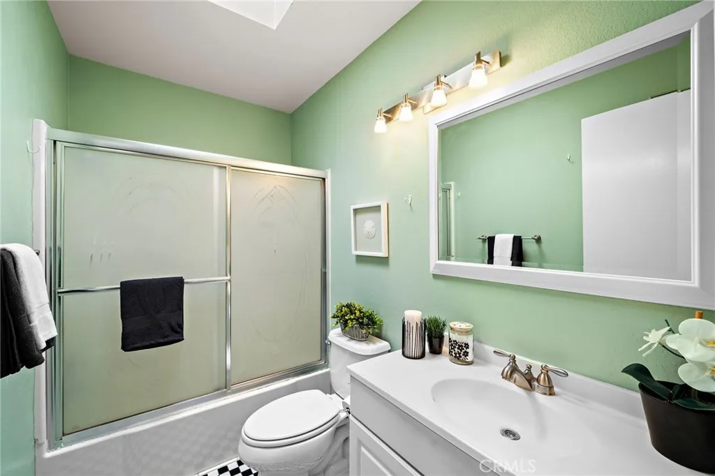 Fsharing bathroom on the hall way