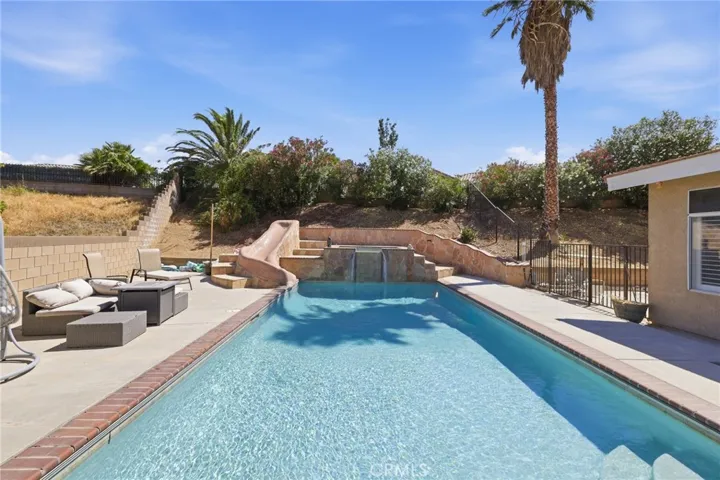 Pool w/ slide