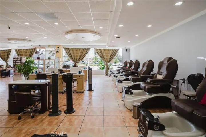11274 Ventura Boulevard, Studio City, California 91604