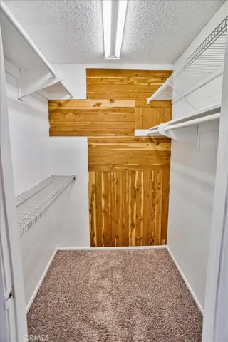 WALK IN CLOSET