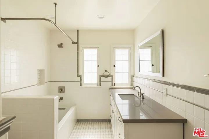 1054 S Stanley Avenue, Los Angeles, California 90019