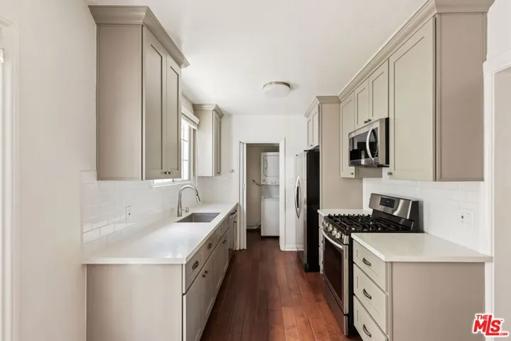 1054 S Stanley Avenue, Los Angeles, California 90019