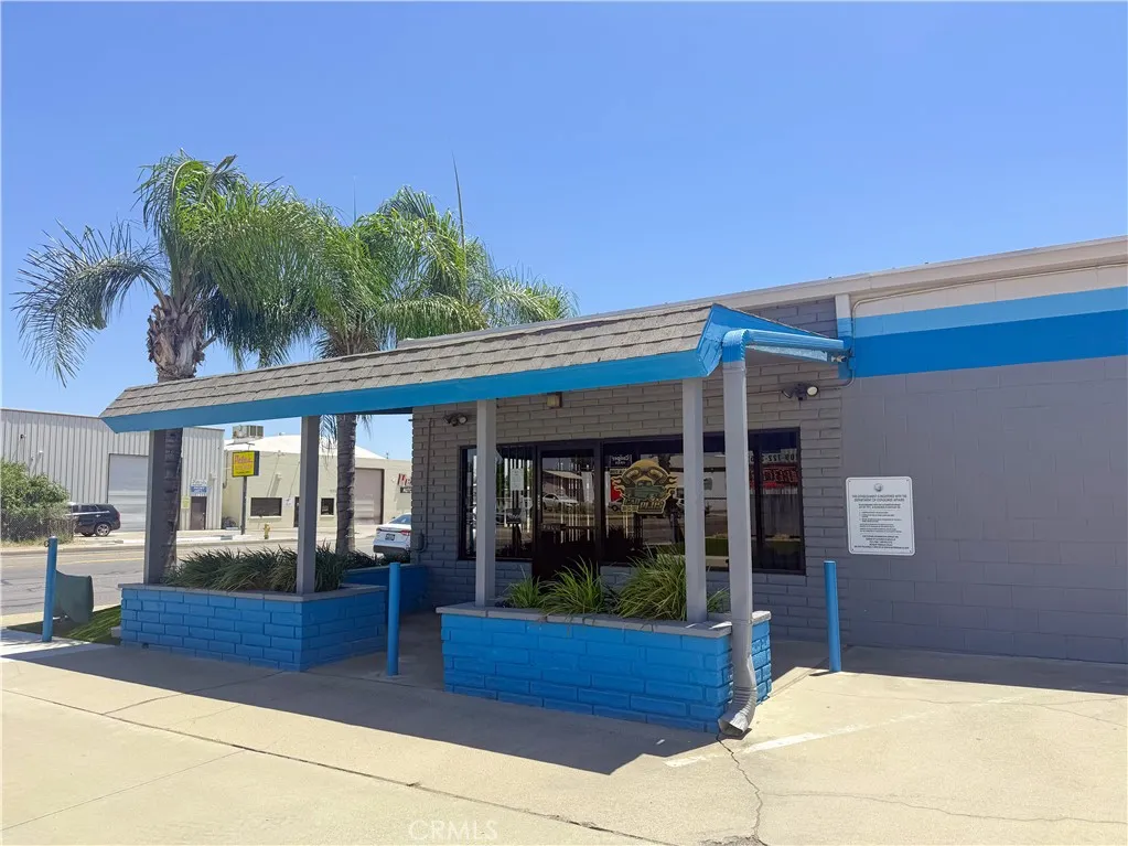 Entrance to storefront