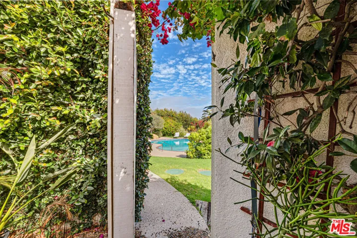 Bak yard door to pool