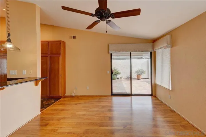 View in the opposite direction towards the entry.