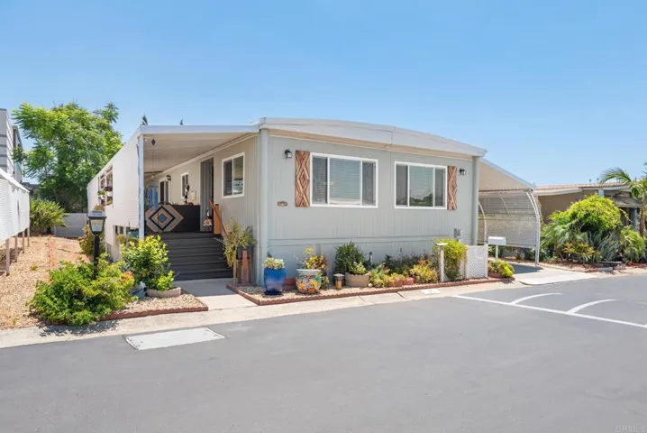 1010 E Bobier 17, Vista, California 92084