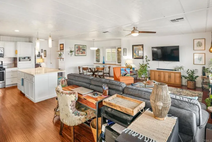 1010 E Bobier 17, Vista, California 92084