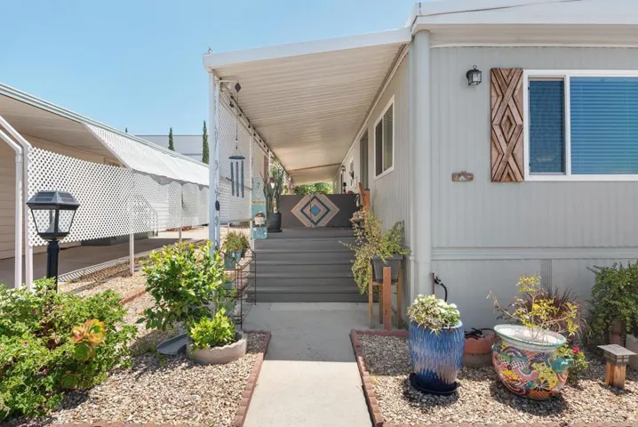 1010 E Bobier 17, Vista, California 92084