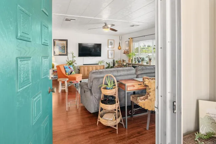 1010 E Bobier 17, Vista, California 92084