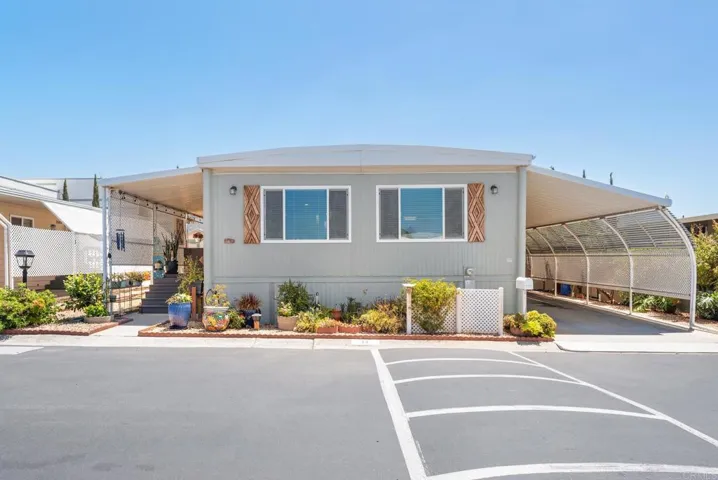 1010 E Bobier 17, Vista, California 92084