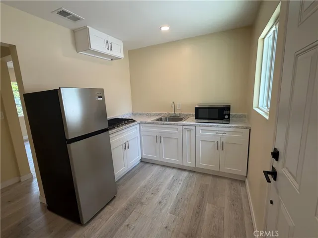 7912 White Oak Avenue B, Northridge, California 91325