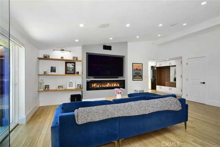 22253 Flanco Road, Woodland Hills, California 91364