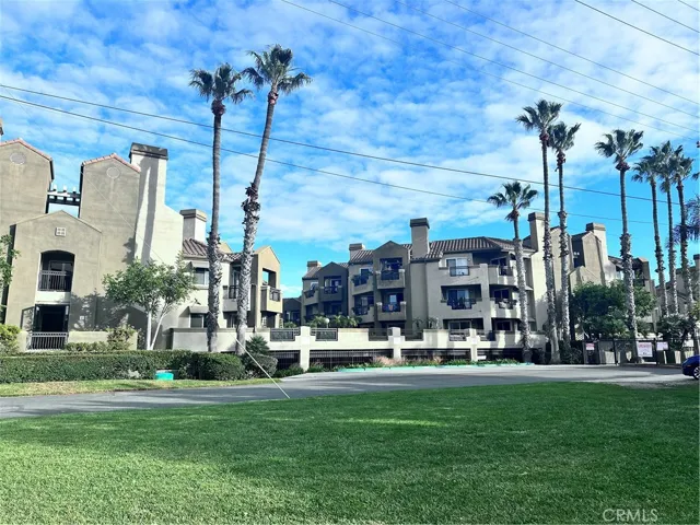 310 Lake St 105, Huntington Beach, California 92648