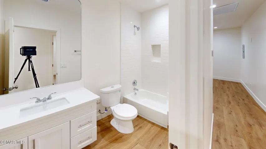 963-Calle-Pensamiento-A-Bathroom 1