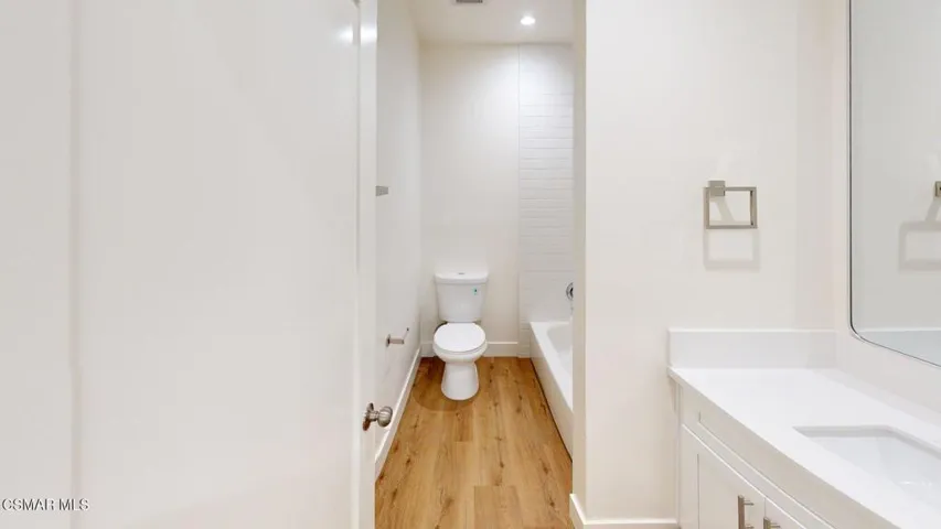 963-Calle-Pensamiento-A-Bathroom