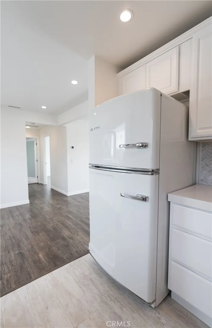 "Big Chill" new, retro style appliances throughout