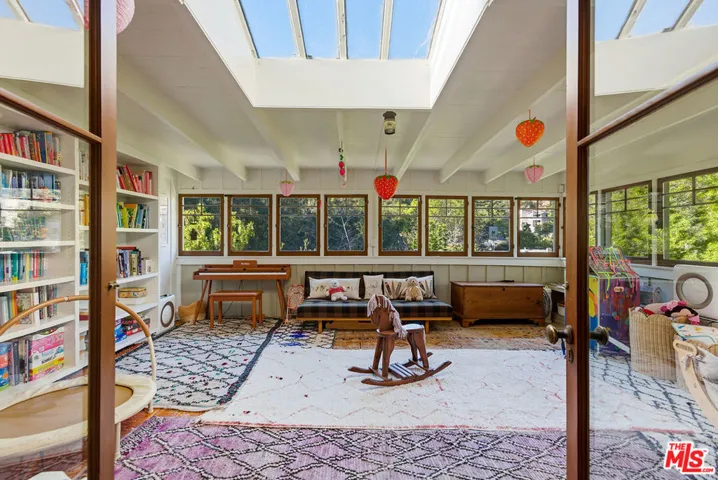 2049 Oakstone Way, Los Angeles, California 90046
