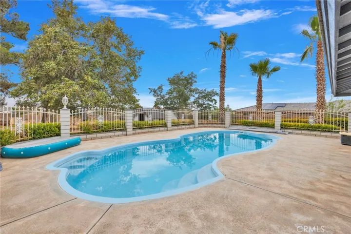 23333 Taos, Apple Valley, California 92307