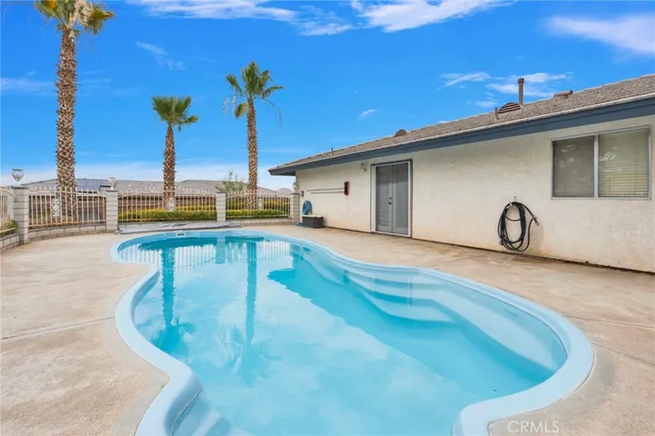 23333 Taos, Apple Valley, California 92307
