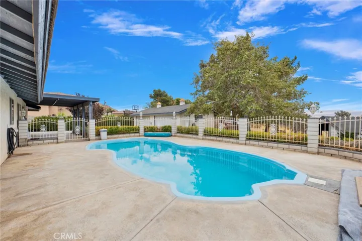 23333 Taos, Apple Valley, California 92307