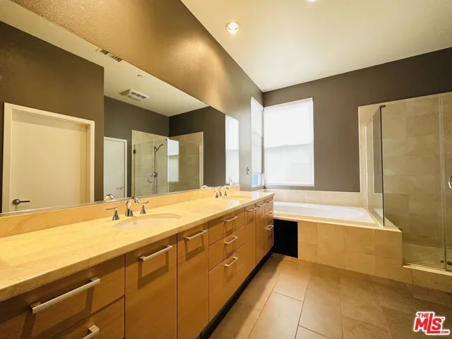 6581 Seabluff Drive 11, Playa Vista, California 90094