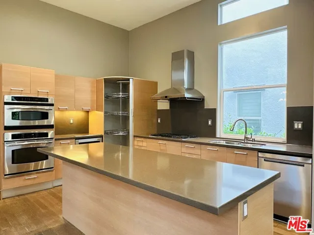 6581 Seabluff Drive 11, Playa Vista, California 90094