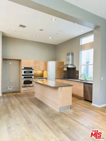 6581 Seabluff Drive 11, Playa Vista, California 90094