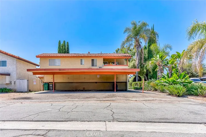 5 Carport + 1 uncovered parking