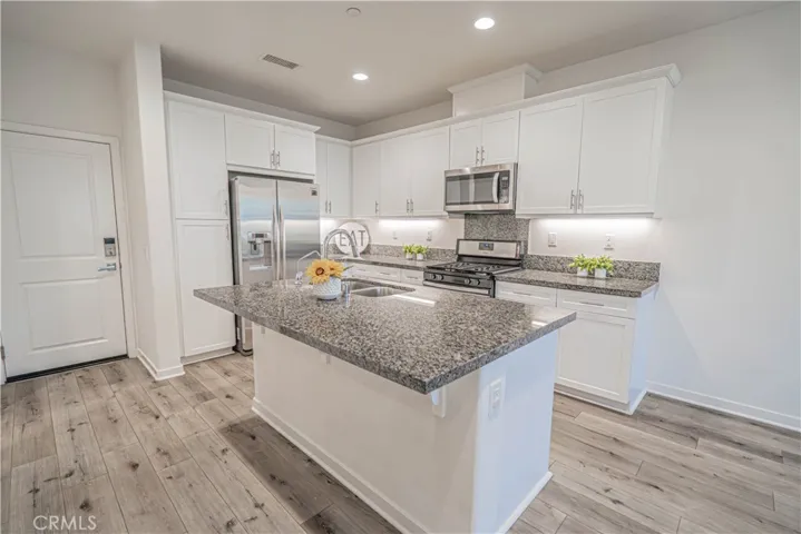 28706 Jardineras, Valencia, California 91354