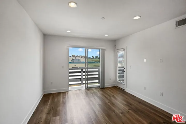 1301 Brockton Avenue 107, Los Angeles, California 90025
