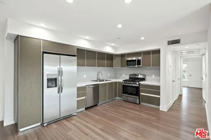 1539 Purdue 101, Los Angeles, California 90025