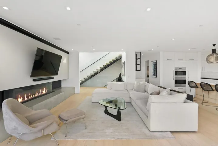 216 Ocean St., Solana Beach, California 92075