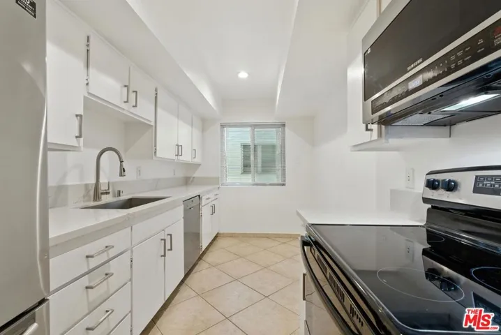 Spacious Kitchen with breakfas